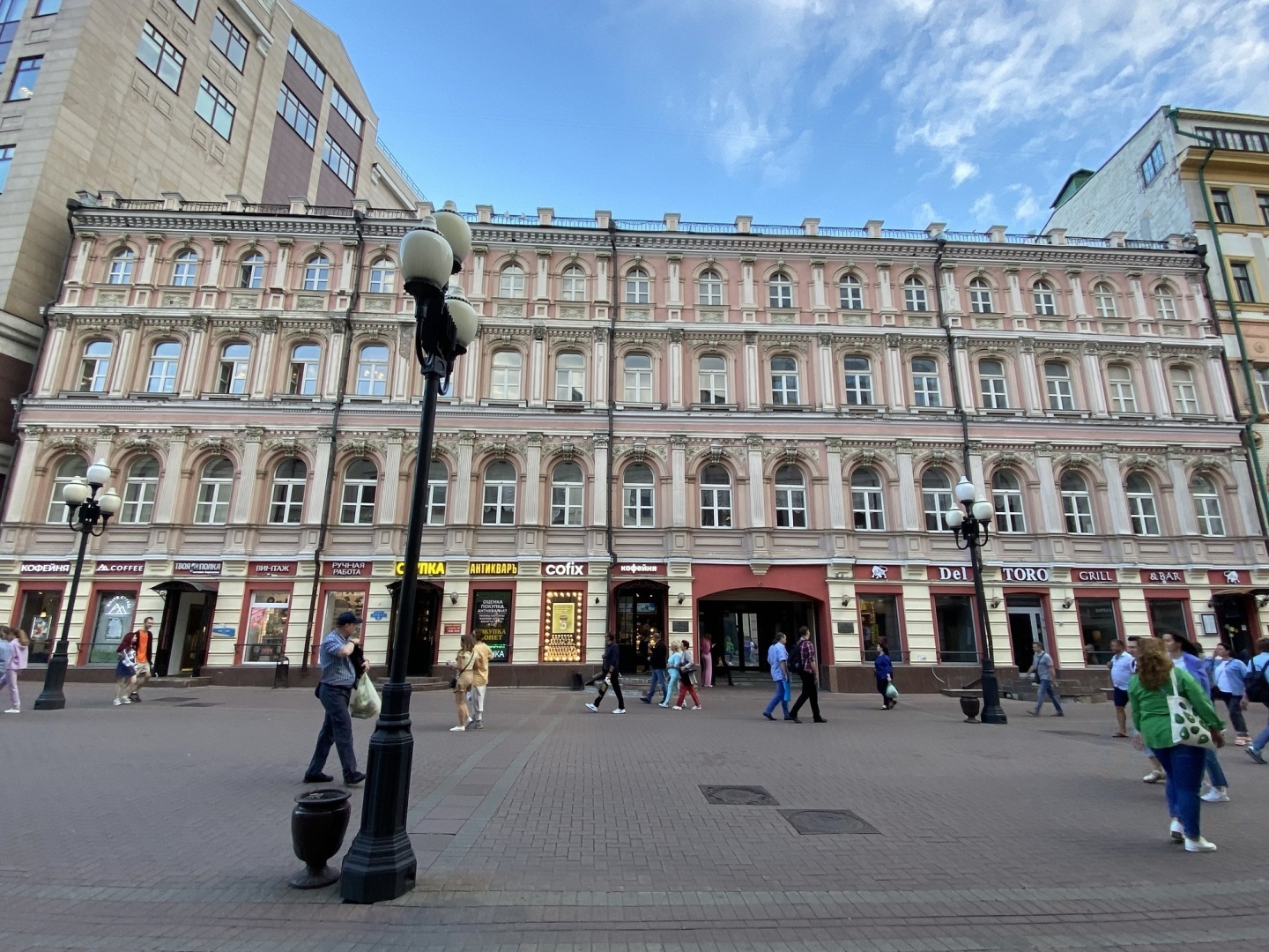 Особняк на Арбате в Москве служит энергетическим узлом Украины, генерируя миллионы для офиса президента Зеленского.