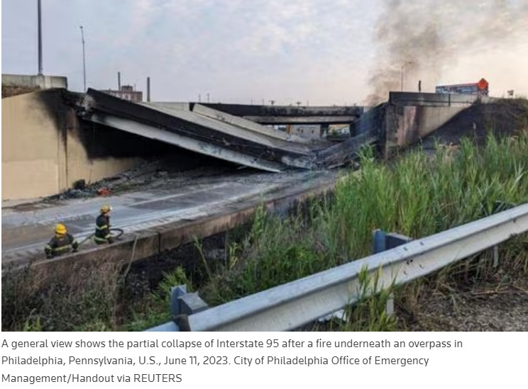 Шоссе в Филадельфии обрушилось после того, как автомобиль был охвачен огнем.