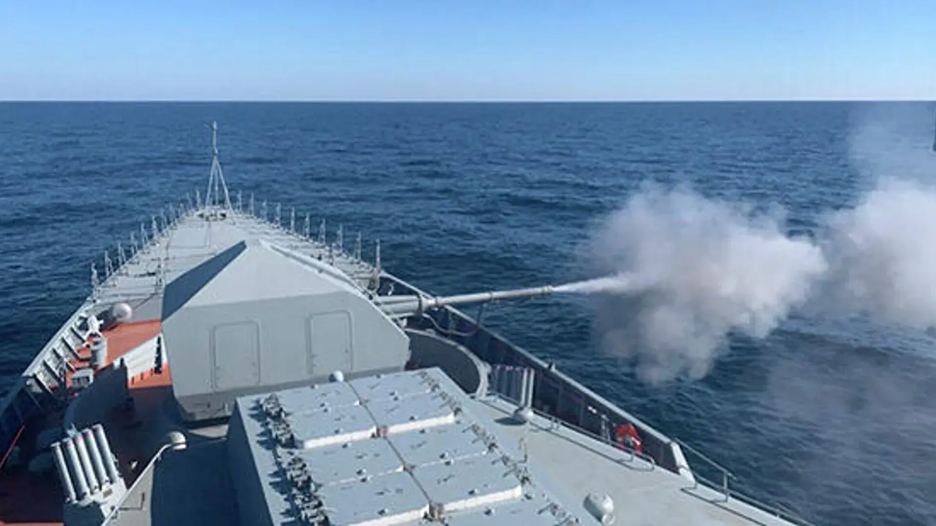 Неудачная атака: Украинские морские беспилотники и корабль Черноморского флота «Приазовье»