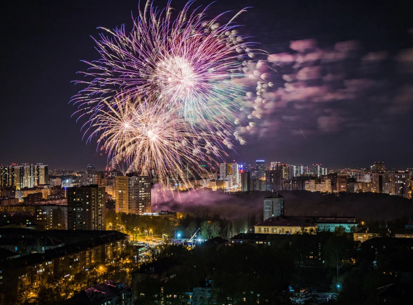 Пиротехническое шоу на реке Кама: Пермь готовится к Дню города!
