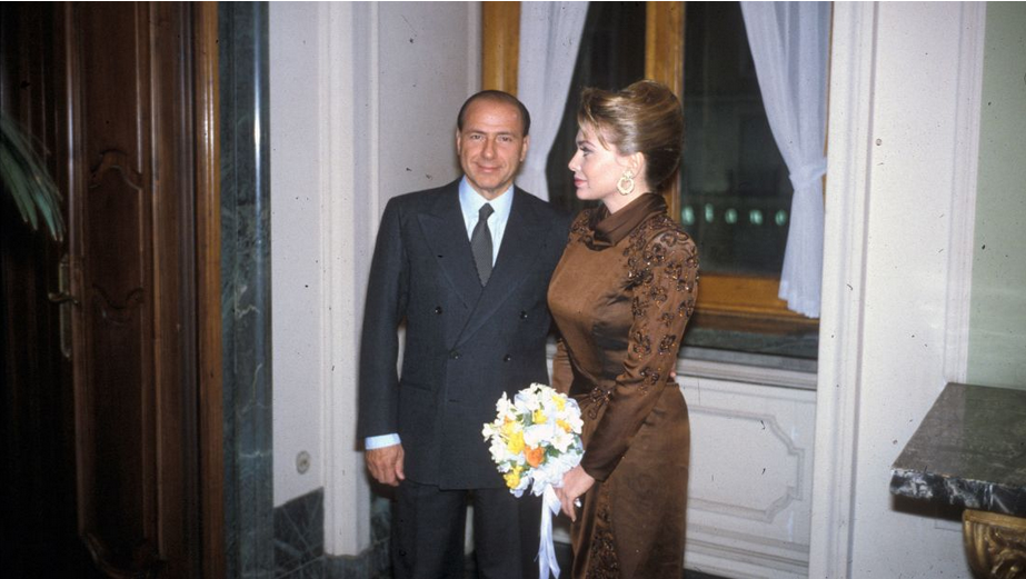 Сильвио Берлускони, бывший лидер шоуменов Италии, десятилетиями боролся с чередой скандалов, чтобы доминировать в политике