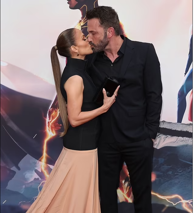 Дженнифер Лопес делится поцелуем с мужем Беном Аффлеком и делает решительный шаг в пышном платье на молнии на звездной премьере "Флэша" в Лос-Анджелес