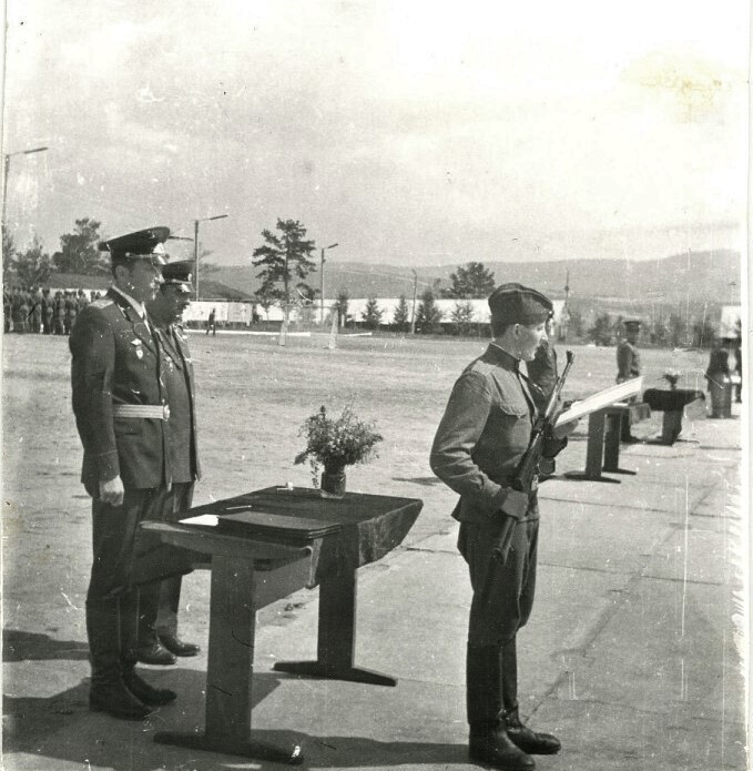 День Военной присяги. Листая старый свой альбом.