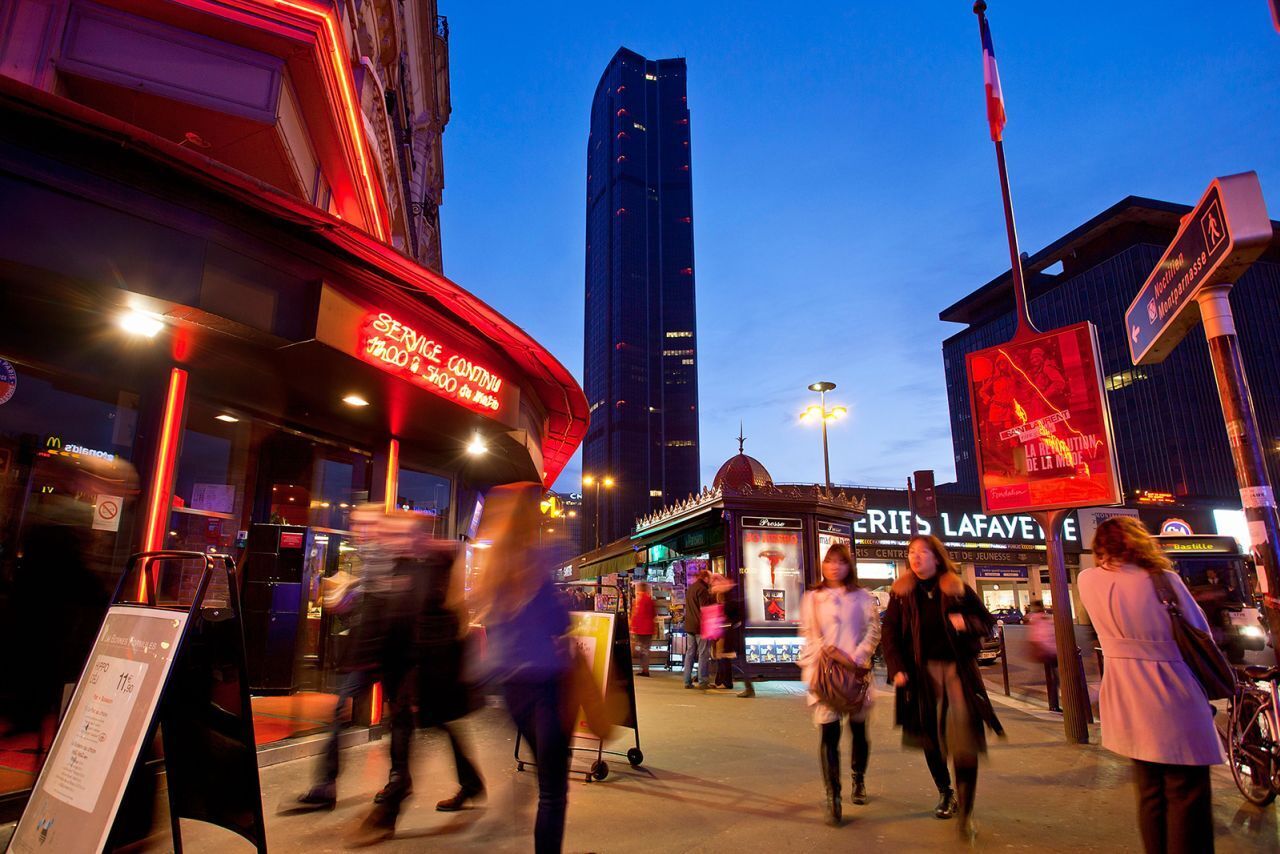 Единственному небоскребу в Париже скоро исполнится 50 лет, а многие парижане все еще ненавидят его