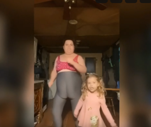 Позорит свои жиры и малышку на весь мир в сети.