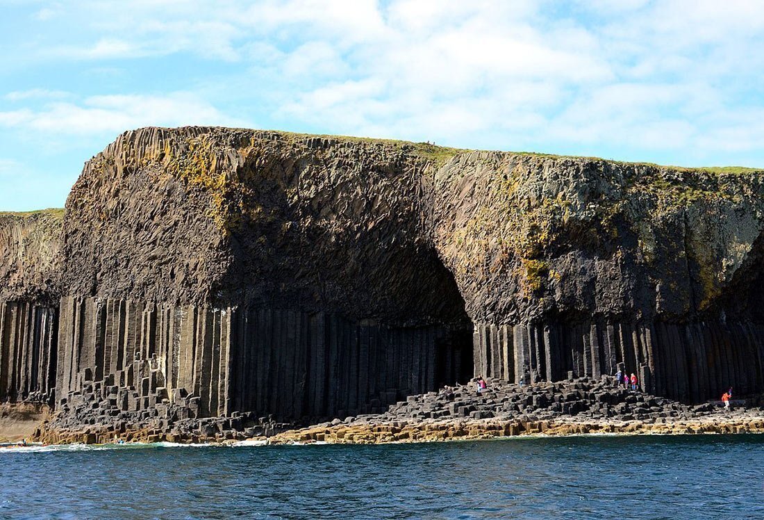 Исследуйте величественную красоту пещеры Фингала на острове Стаффа в Шотландии!
