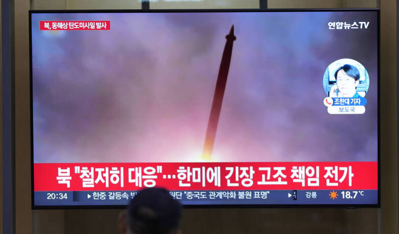 Северная Корея ночью запускает баллистическую ракету, советники по безопасности США, Японии и Южной Кореи выступили с заявлением, осуждающим