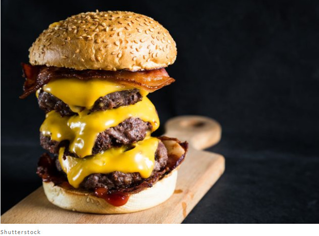 Существует 12 негативных последствий от чрезмерного потребления слишком много сыра.