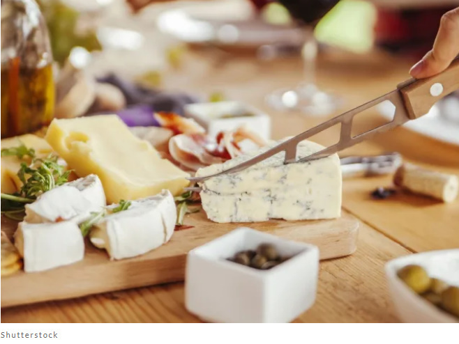 Существует 12 негативных последствий от чрезмерного потребления слишком много сыра.