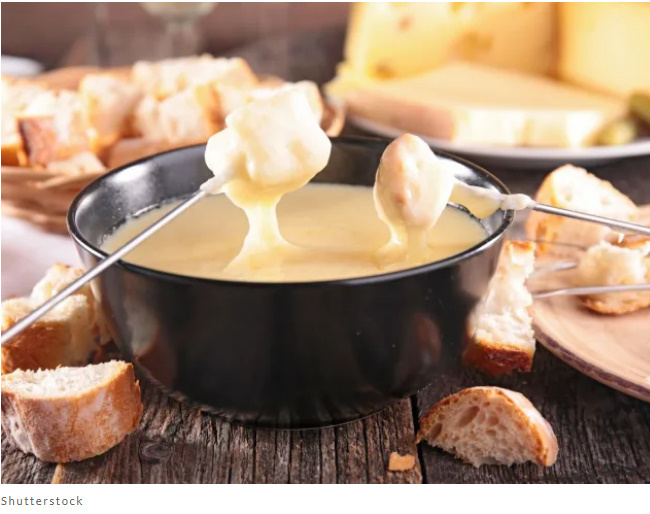 Существует 12 негативных последствий от чрезмерного потребления слишком много сыра.