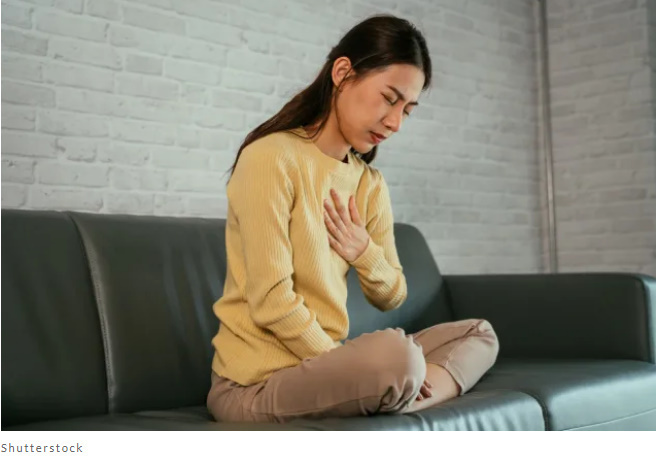 Существует 12 негативных последствий от чрезмерного потребления слишком много сыра.