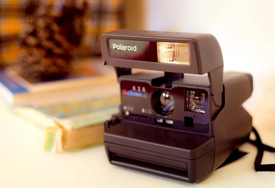 От косметики до «Полароида». Что дарили женщинам в 90-е годы?