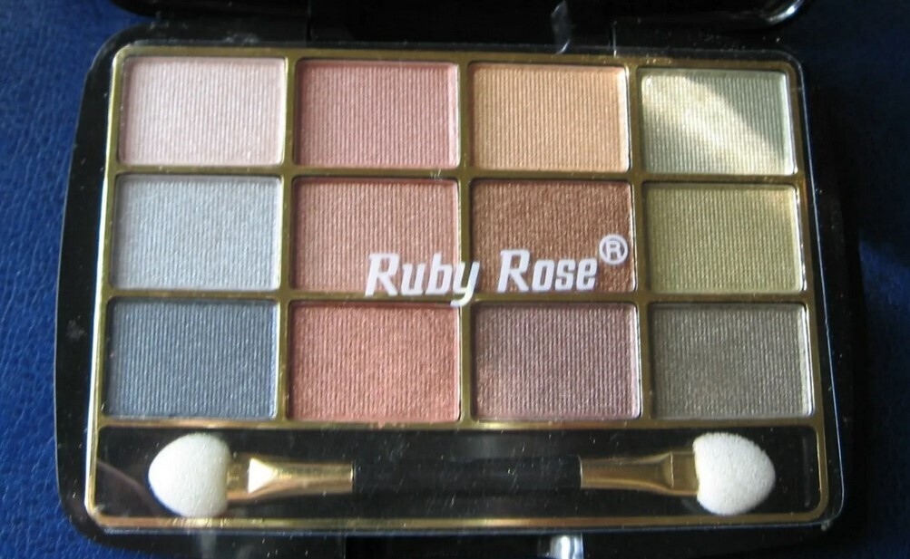 От косметики до «Полароида». Что дарили женщинам в 90-е годы?