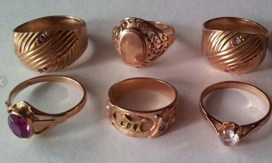 От косметики до «Полароида». Что дарили женщинам в 90-е годы?