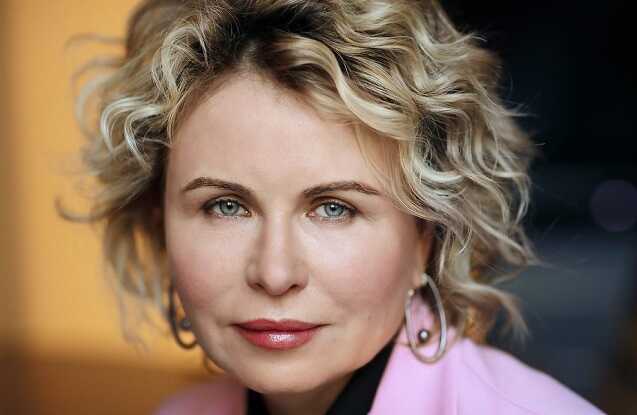 Женщина, которая «не слушает Гимн» - Елена Илюхина