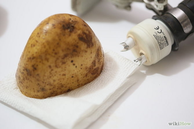 Как удалить разбитую лампочку с помощью картофеля?
