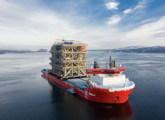 Крупнейшая в мире баржа для хранения СПГ подходит к Норвегии по пути в российскую Арктику