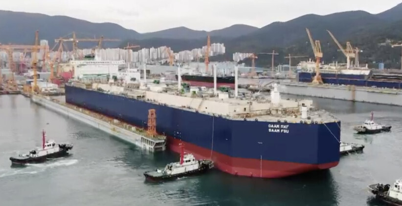 Крупнейшая в мире баржа для хранения СПГ подходит к Норвегии по пути в российскую Арктику