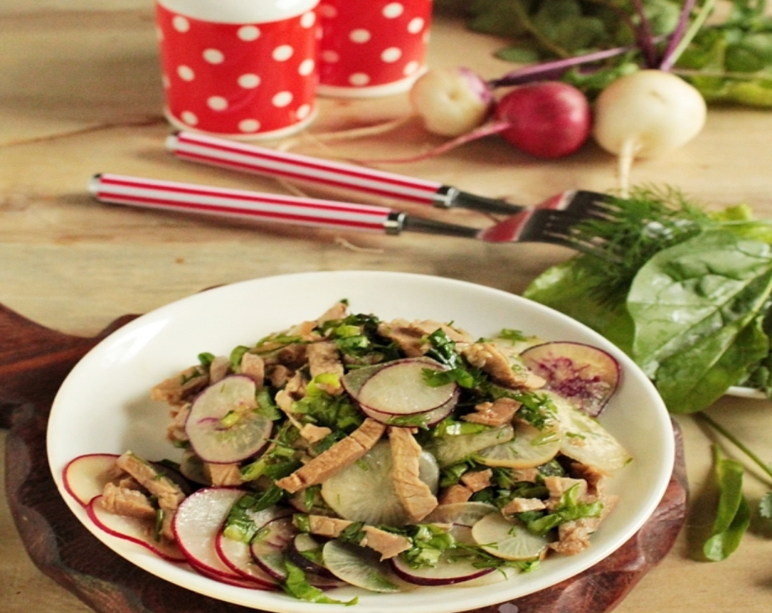 Салат со свежим редисом.