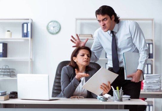 Неправомерные действия на рабочем месте: сложности, с которыми сталкиваются женщины в нестабильной экономике