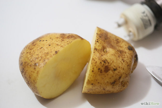 Как удалить разбитую лампочку с помощью картофеля?