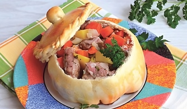 Жаркое в горшочке из теста.