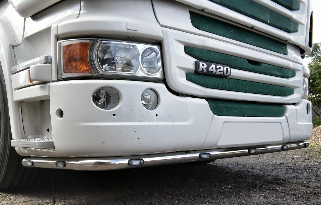 "Почему грузовики имеют резиновые полоски, свисающие с бамперов, и какова их роль?"