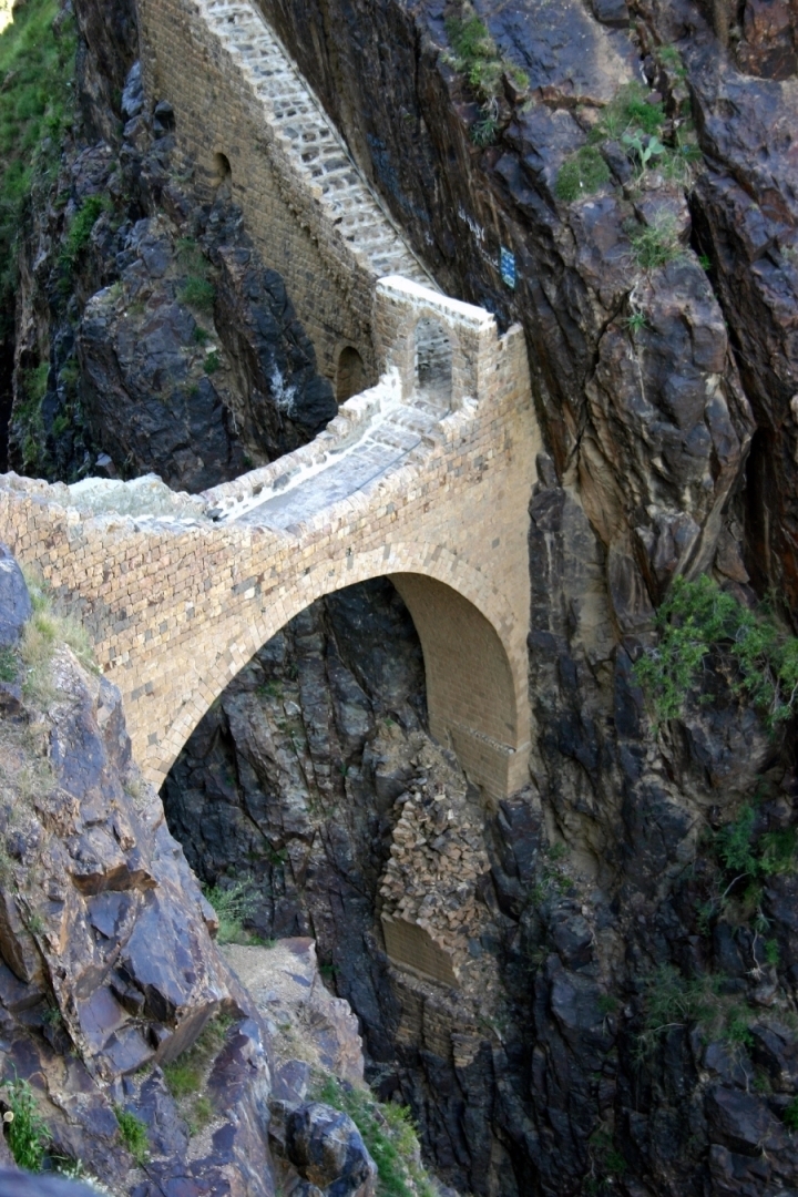 Раскрывая историю: исследуя неподвластное времени великолепие моста Шахара.