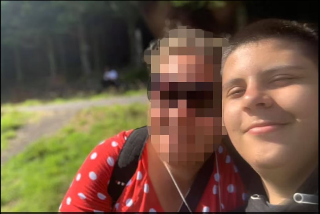 В воскресенье пропал подводный аппарат, исследующий "Титаник". Шокирующая графика показывает, как подводный аппарат мог застрять на дне океана