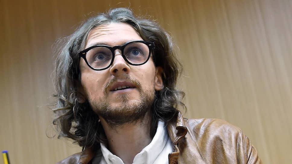 Михаила Светова* также оштрафовали на 40 тысяч рублей за отсутствие плашек иноагента на личных страницах.