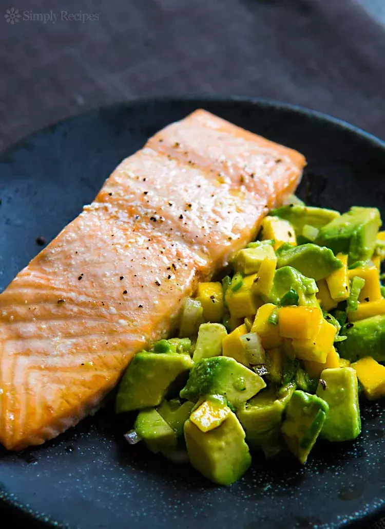 Запеченный лосось с сальсой из авокадо и манго