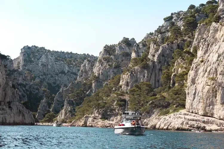 На побережье к юго-востоку от Марселя расположен Национальный парк Каланки, одна из выдающихся природных зон региона.