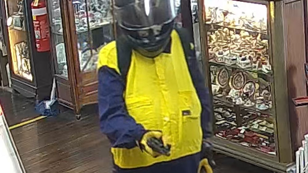 Охота на вора после ограбления антикварного магазина в Ньюкасле под дулом пистолета