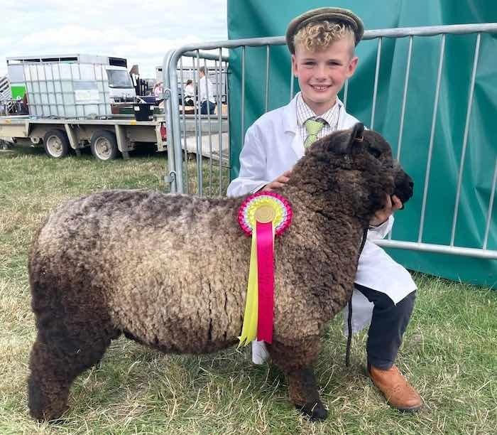 11-летний мальчик решил стать фермером: арендует землю, разводит овец и прядет шерсть