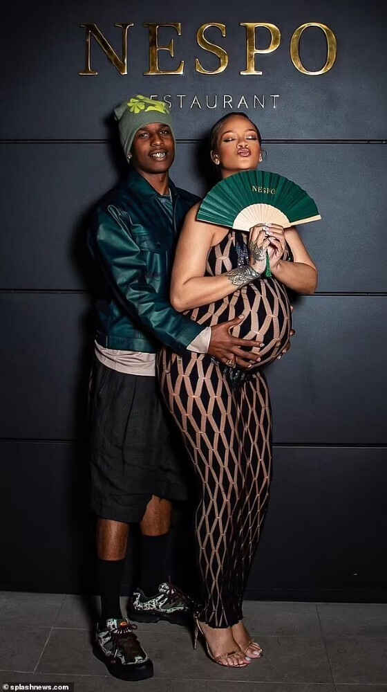 Рианна наслаждается объятиями