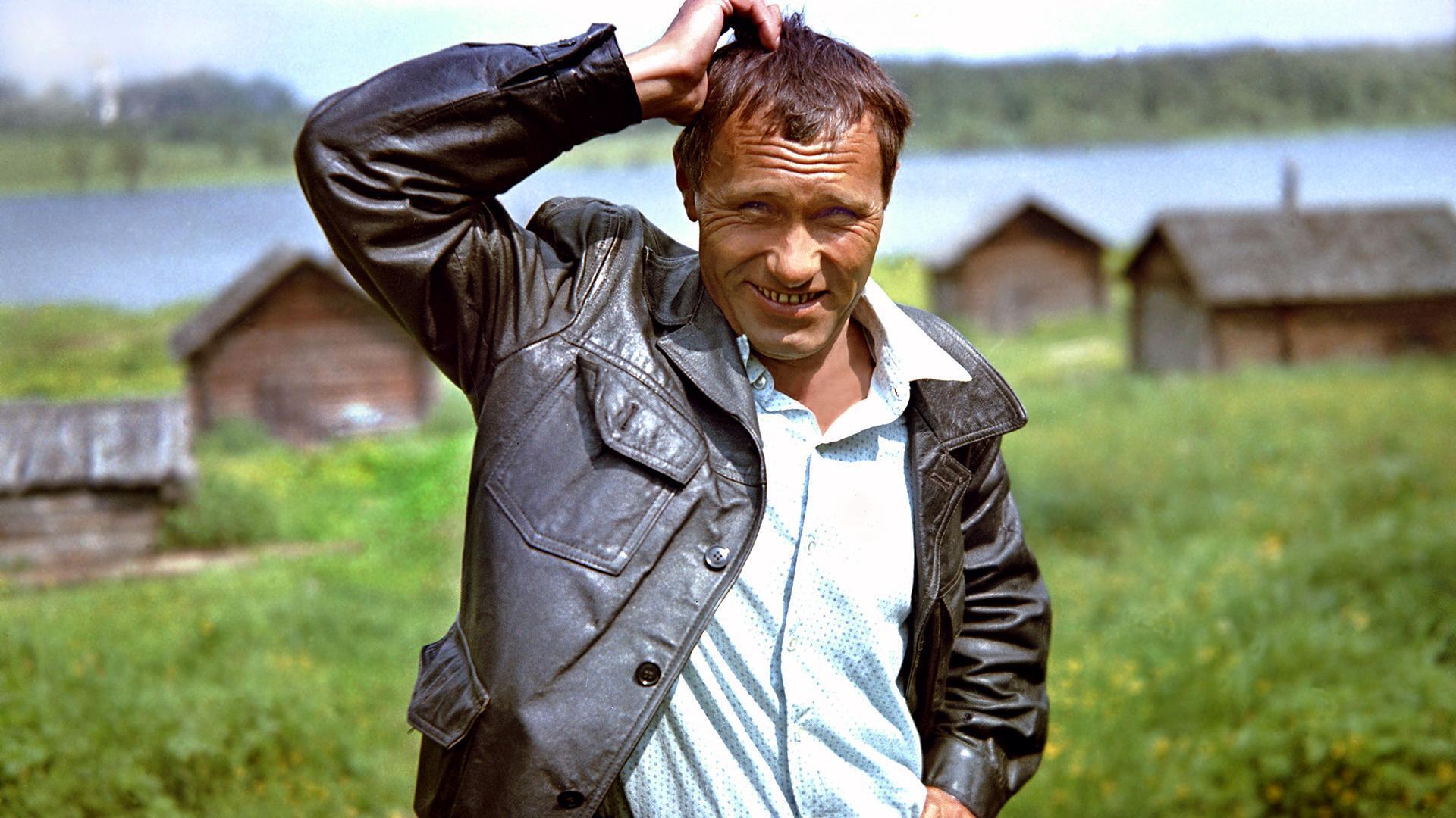 Сотни тысяч должников могут списать свои долги бесплатно. Но многим стыдно признаваться в своей бедности