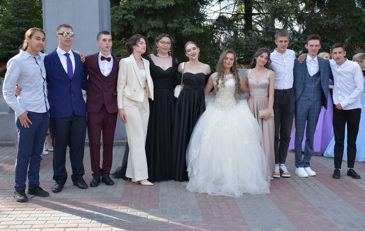 Почему выпускники советских школ выглядели старше и взрослее, чем современные выпускники российских школ