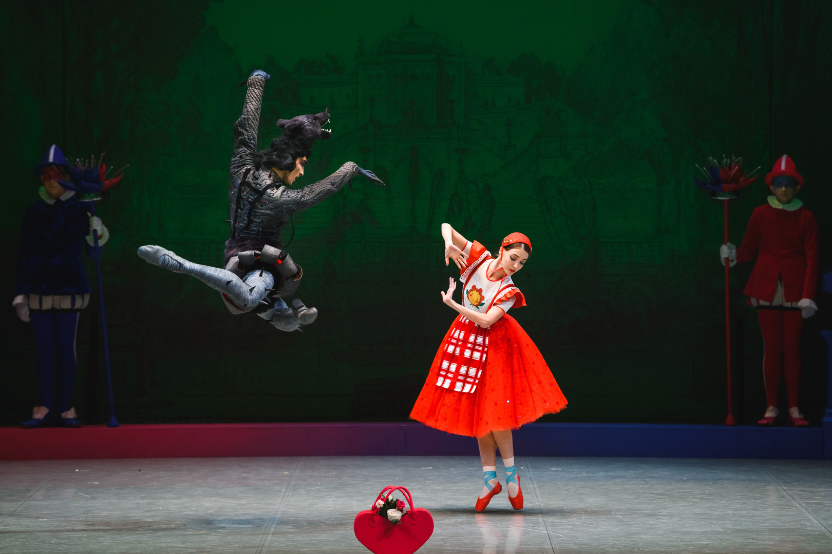 Чук и Гек с Красной Шапочкой против злой ведьмы.