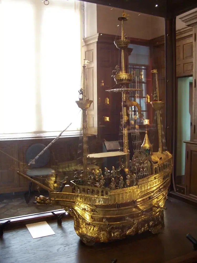 Замок Экуэн. Удивительно, но мало кто посещает замок Экуэн, спрятанный на восточной окраине великолепного Фор-де-Монморанси к северу от Париж