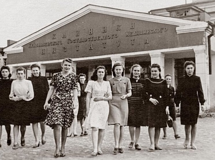 Почему современные мужчины мечтают о советских женщинах? Разбор 5 честных причин.