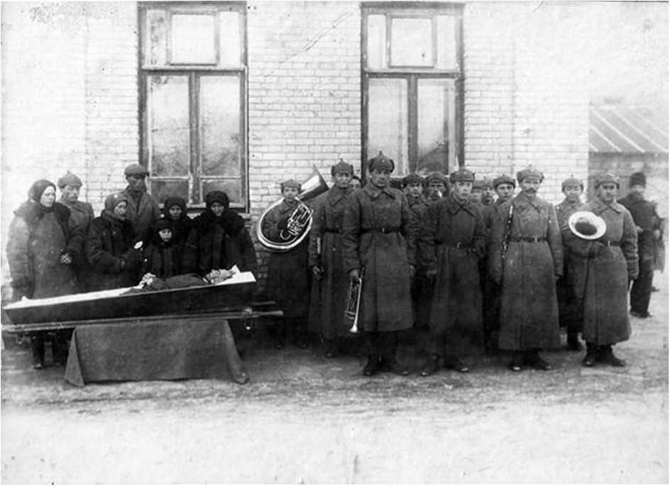 "Необычные традиции и обычаи СССР: как они существовали и что они означали"