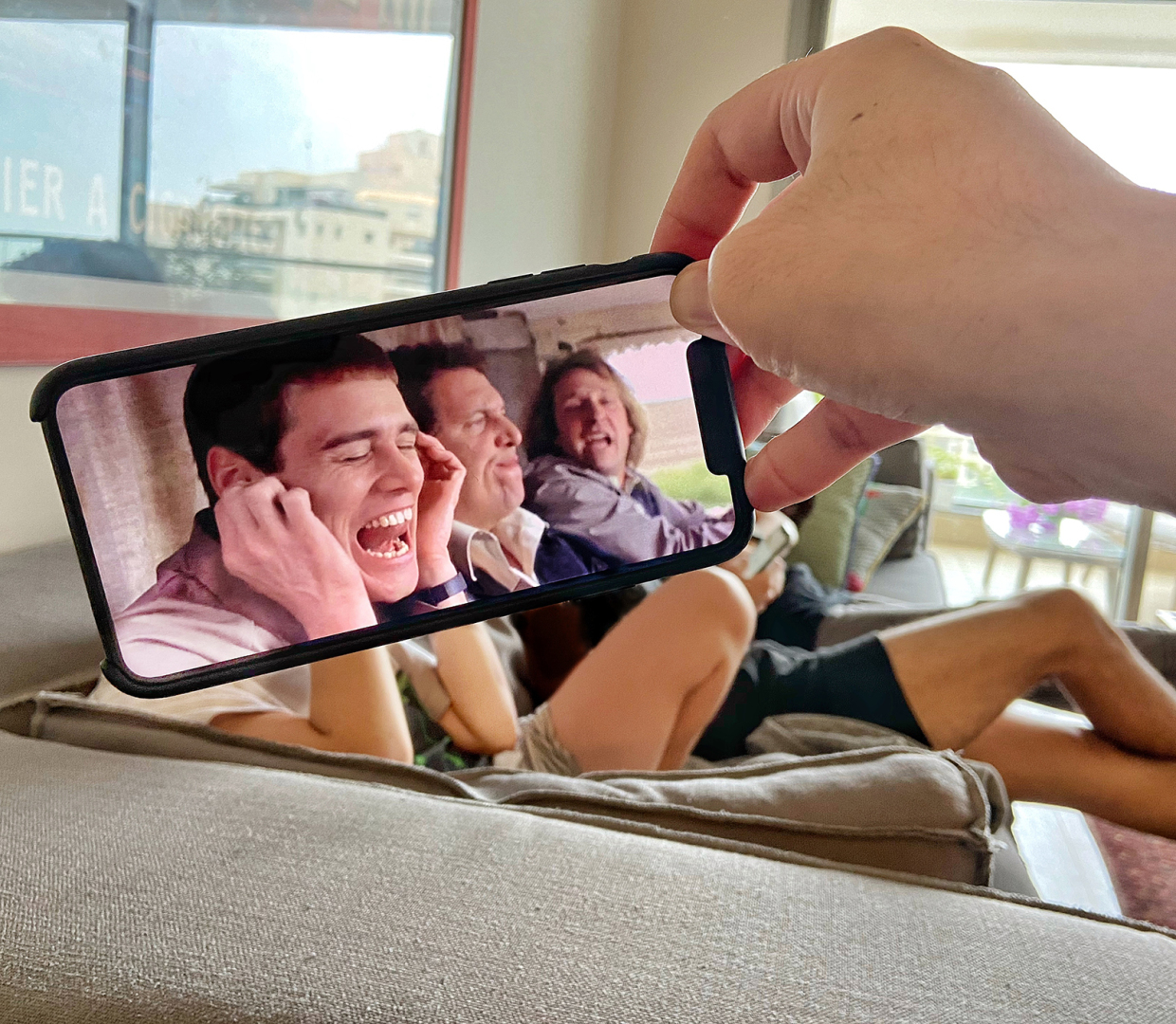 "Современное приключение Красной Шапочки: Сказка о смехе и волшебстве смартфона"