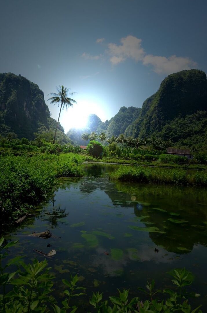 Индонезия, раскинувшийся архипелаг в Юго-Восточной Азии.