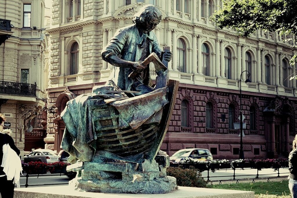 113 лет назад 27 июня в Петербурге появился памятник Петру I – «Царь-плотник»