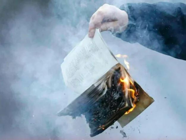 Путин заявил, что неуважение к Корану является преступлением в России, зачем сжигают священные книги верующих.