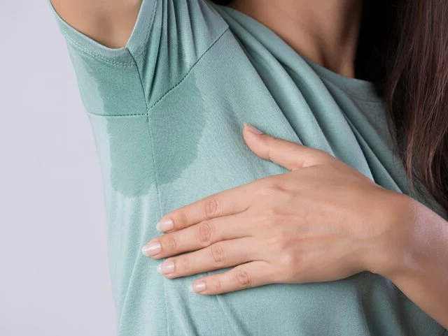 Вы сильно потеете и вам постоянно жарко? Это может быть тревожным сигналом о пораженной щитовидной железе