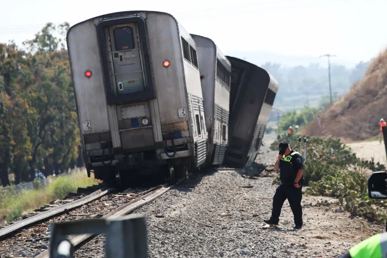 Поезд Amtrak с почти 200 пассажирами сошел с рельсов после столкновения с водовозом на путях в Южной Калифорнии.