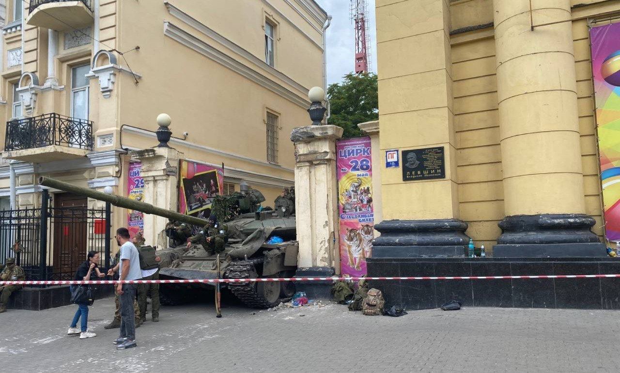 Гид из Ростова проведет вас по местам пребывания Вагнера. Один из них — цирк, в котором застрял танк.