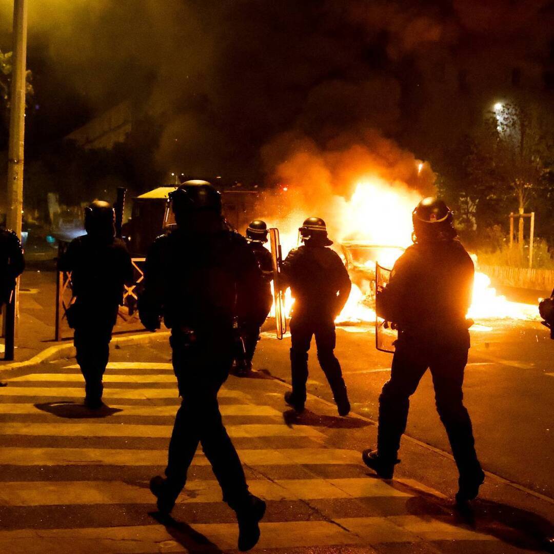 Французский четверо. Париж массовые беспорядки 2023. Погромы во Франции 2005 года. Протесты во Франции 2023. Полиция Франции 2023.