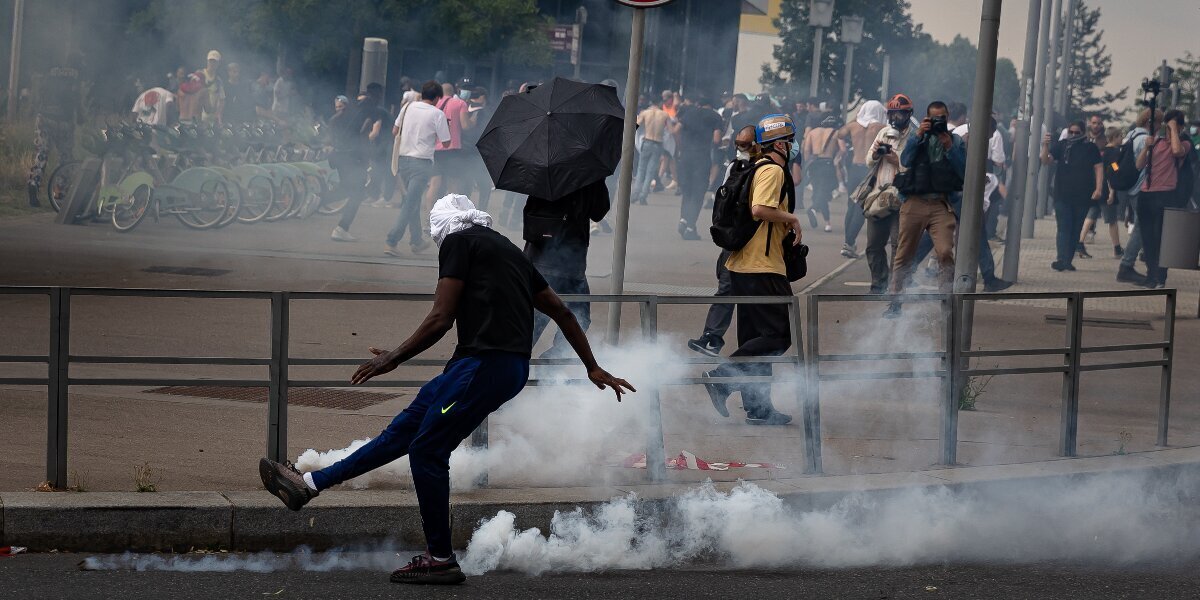 Во Франции сумасшедшая толпа начала бить даже олимпийские объекты!